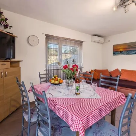 House For 8 People Very Close To The *