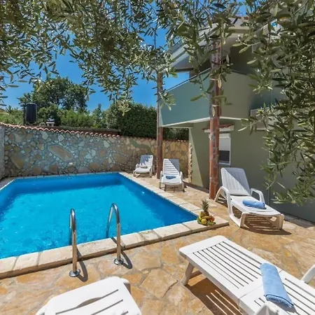 House For 8 People Very Close To The