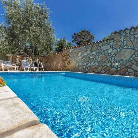 House For 8 People Very Close To The بيت للعطل Mednjan