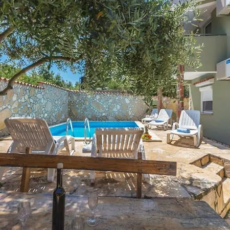 بيت للعطل House For 8 People Very Close To The