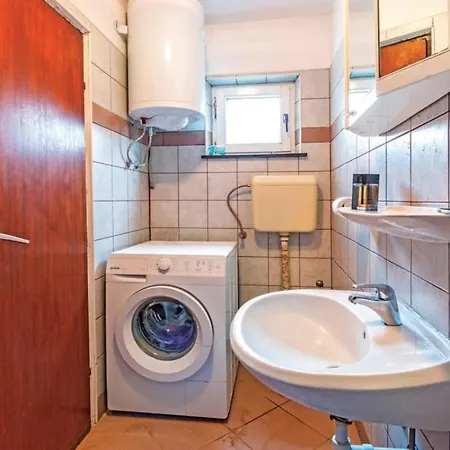 House For 8 People Very Close To The Holiday home *