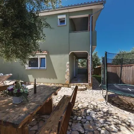 House For 8 People Very Close To The