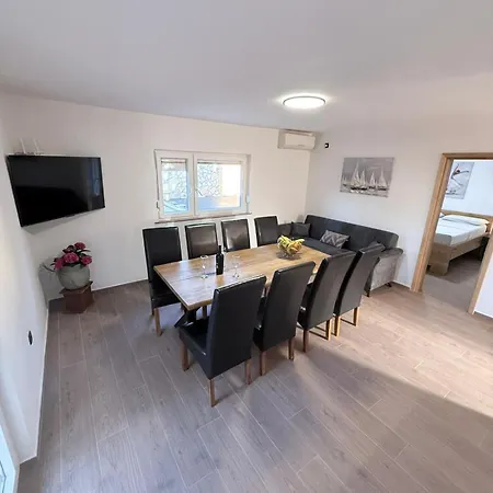 House For 8 People Very Close To The بيت للعطل Mednjan