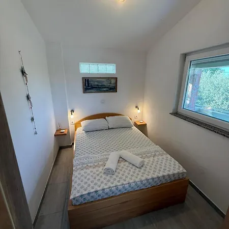 House For 8 People Very Close To The *