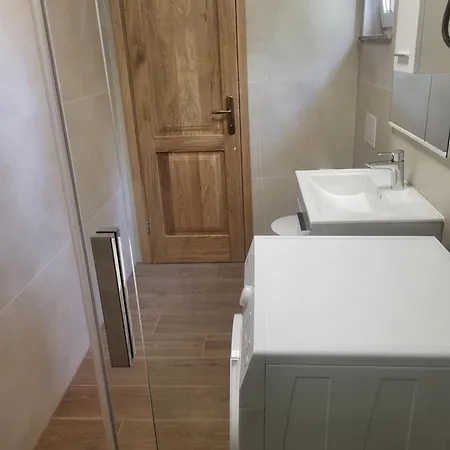House For 8 People Very Close To The بيت للعطل *